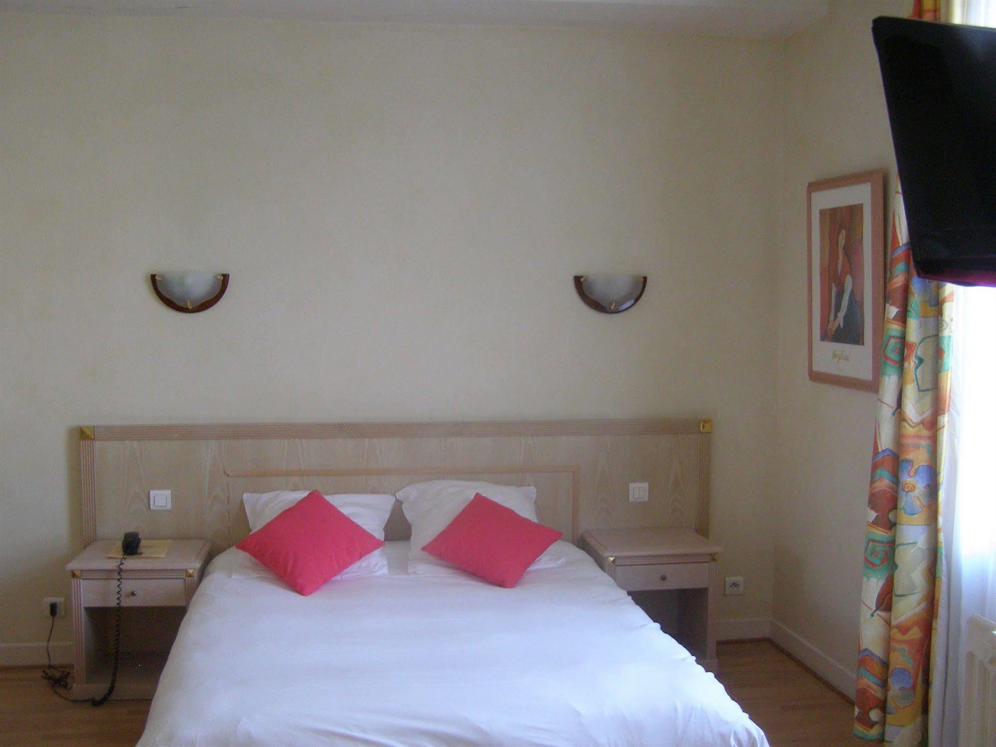 Logis Hotel-Restaurant Le Chene Vert Saint-Pourcain-sur-Sioule Bagian luar foto